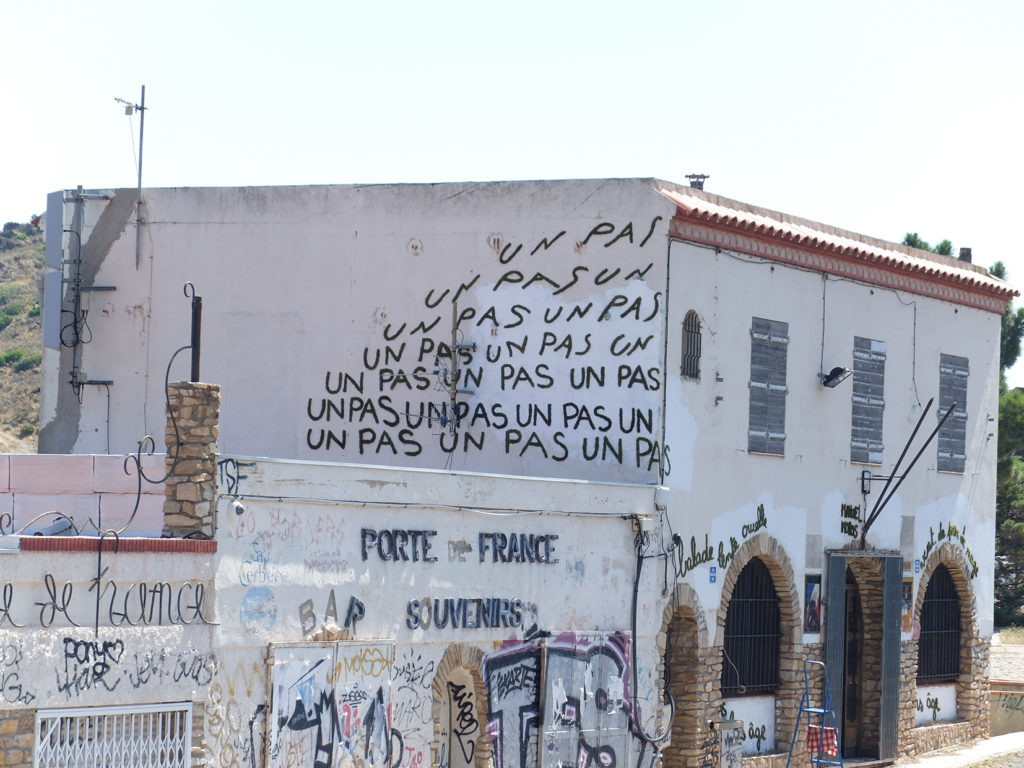 graffitis en mousse naturelle de Zoé au poste frontière de Cerbère.